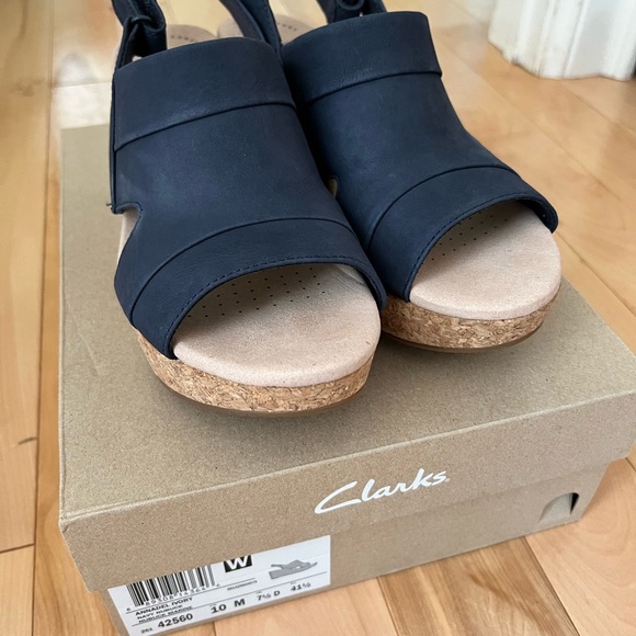 Clarks Annadel Ivory Navy Nubuck Sandals - Picture 4 of 8